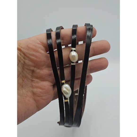 NAKAHOL leather strands adorned with freshwater pearls and gold-toned ACCENTS - Picture 10 of 16